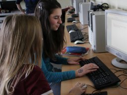 5 Reporterinnen bei der Arbeit